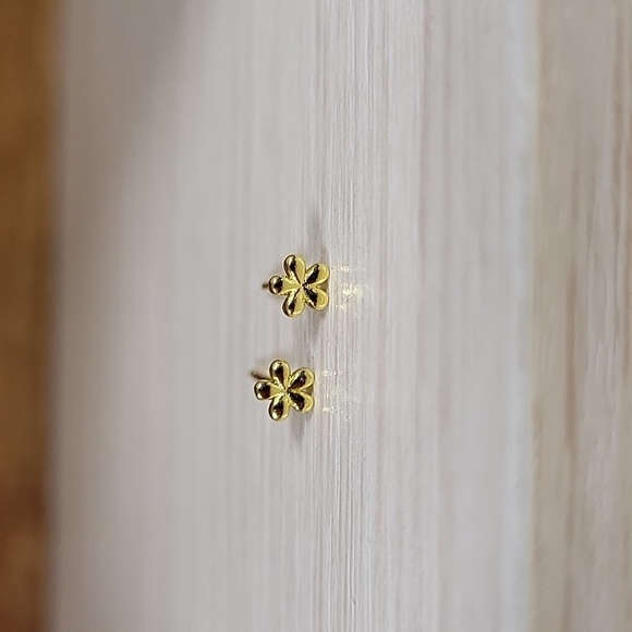 Minimalist Flower Stud Earrings, choice of color - Picture 7 of 8